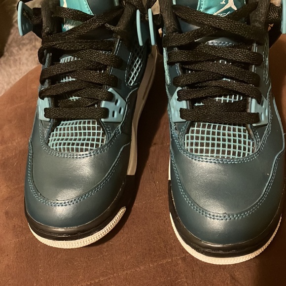 Air Jordan 4s no creases only wore a couple times size 4!! Make a offer!!! - Picture 4 of 11